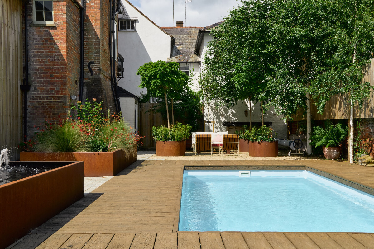 A Colorful Design-Led Georgian House in the Heart of Henley-on-Thames 59 swimming pool