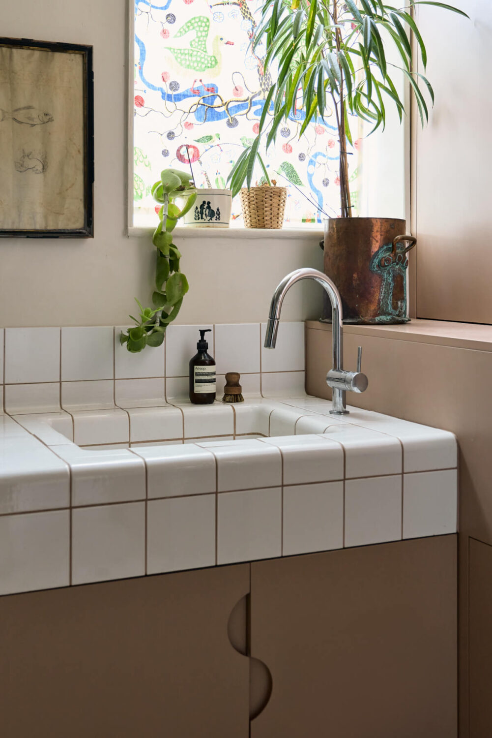 A Colorful Design-Led Georgian House in the Heart of Henley-on-Thames 12 tiled sink