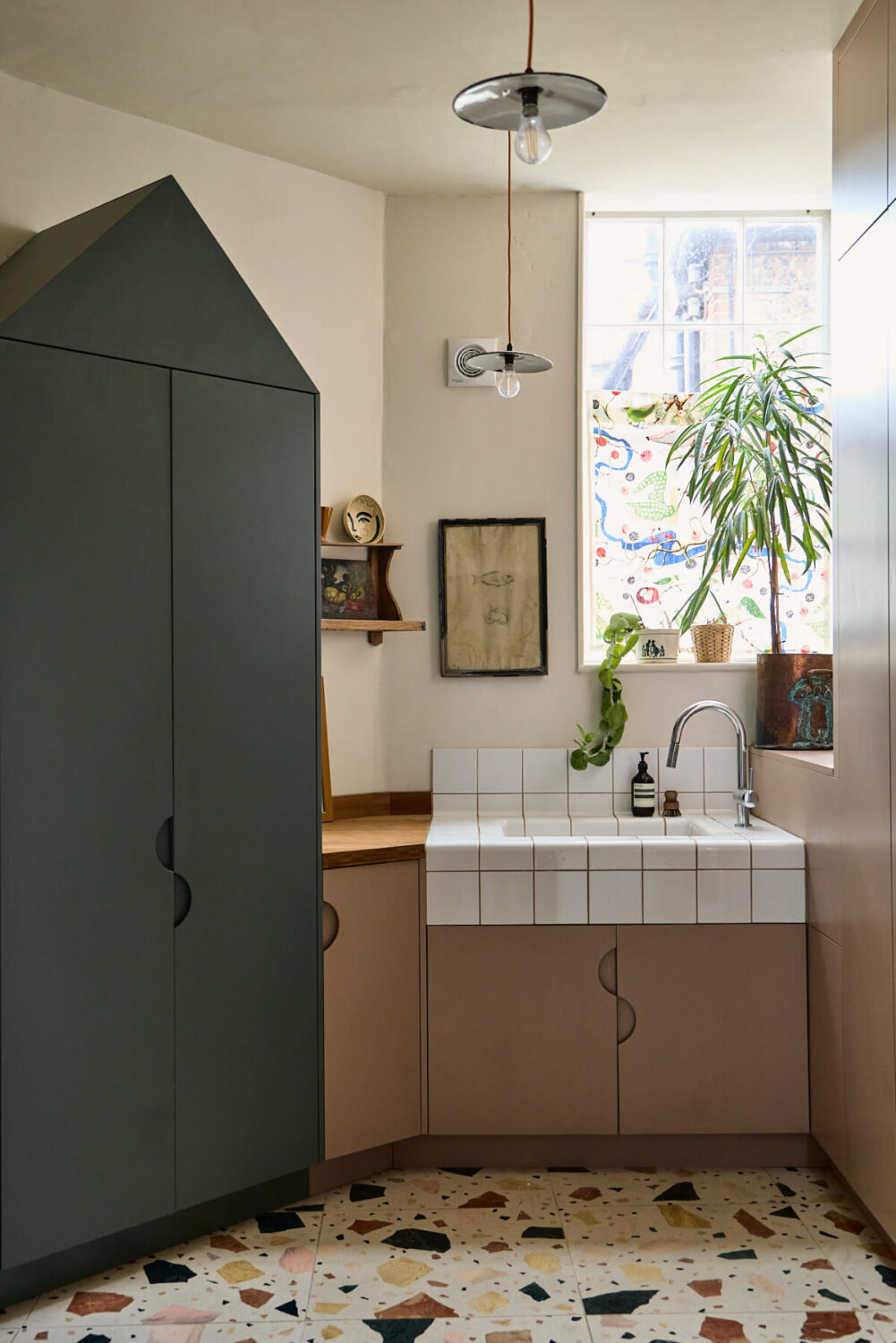 A Colorful Design-Led Georgian House in the Heart of Henley-on-Thames 11 utility room terrazzo tiles tiled sink
