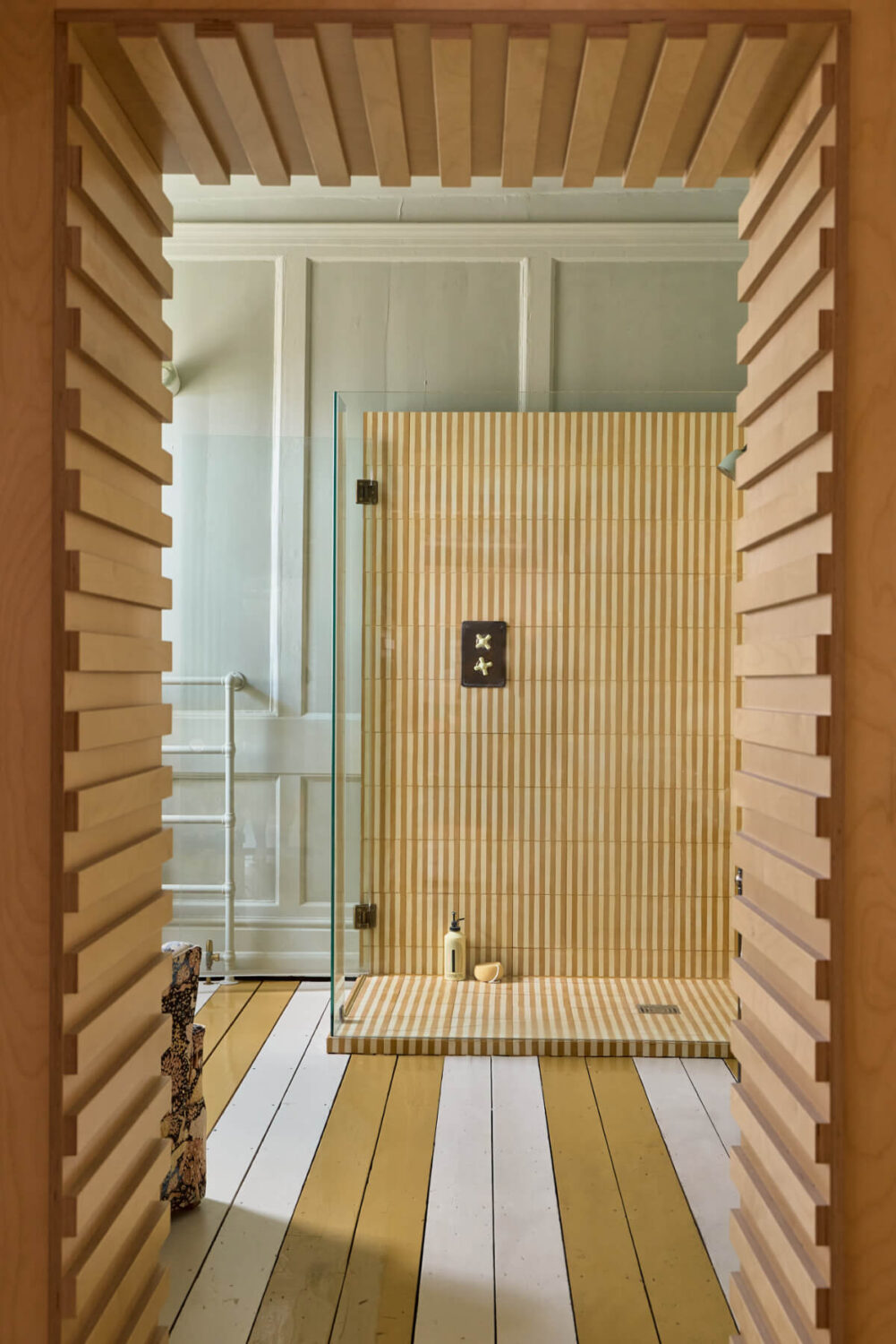 A Colorful Design-Led Georgian House in the Heart of Henley-on-Thames 35 view into bathroom