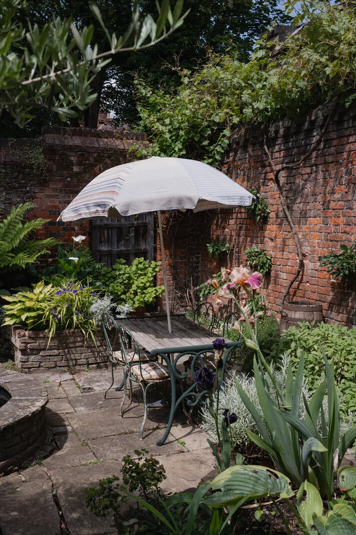 Medieval Craftsmanship & Georgian Elegance in an English Townhouse 32 walled garden dining table