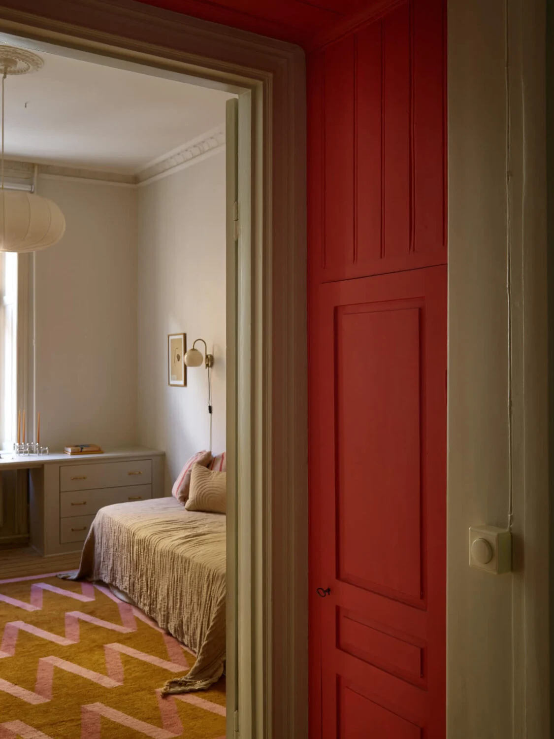 Blue and Red Color Accents in a Stylish Scandinavian Apartment 20 red-painted built-in cabinet