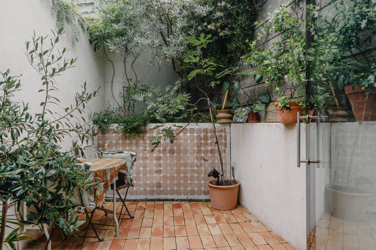 A Modern Ground-Floor Apartment with a Tiny Patio Garden 7 small patio garden