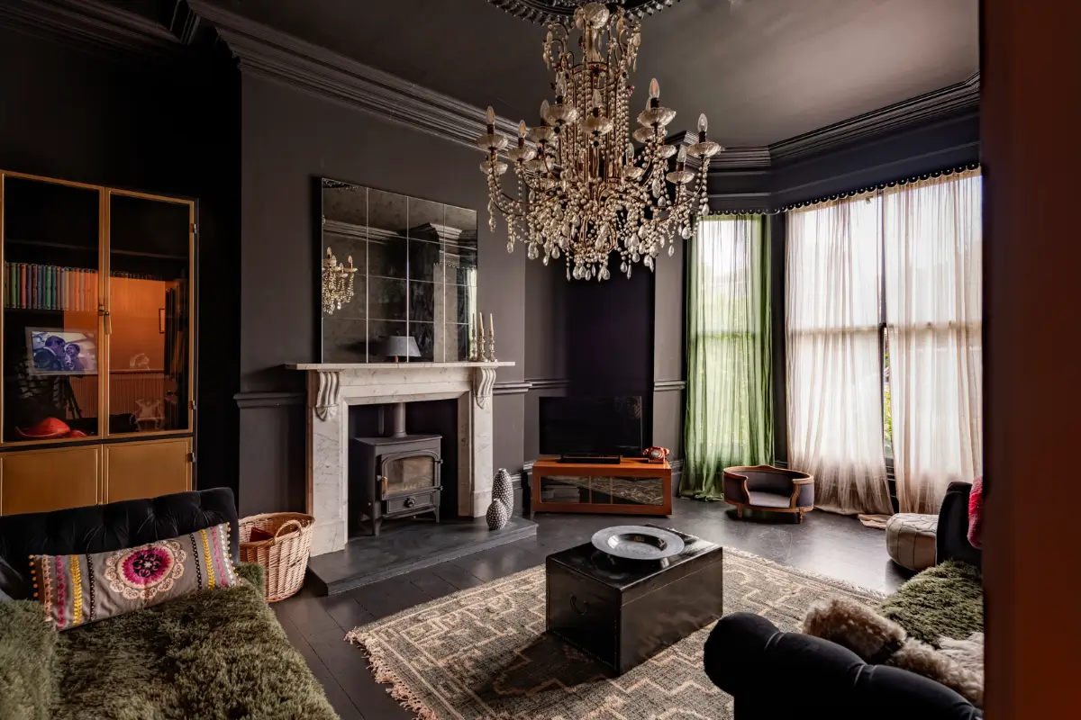 A Dramatic Color Palette in a Large Victorian Family Townhouse 1 c