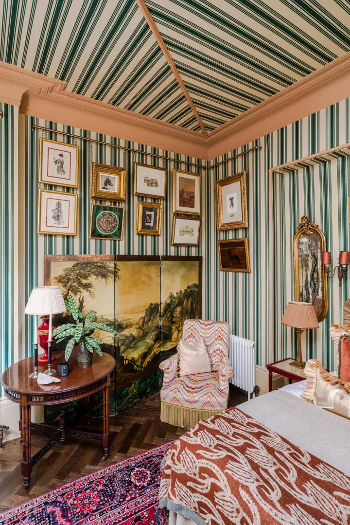 A Mixture of Patterns, Colors, and Materials in a Stunning London Apartment 24 pattern-color-materials-london-apartment-nordroom