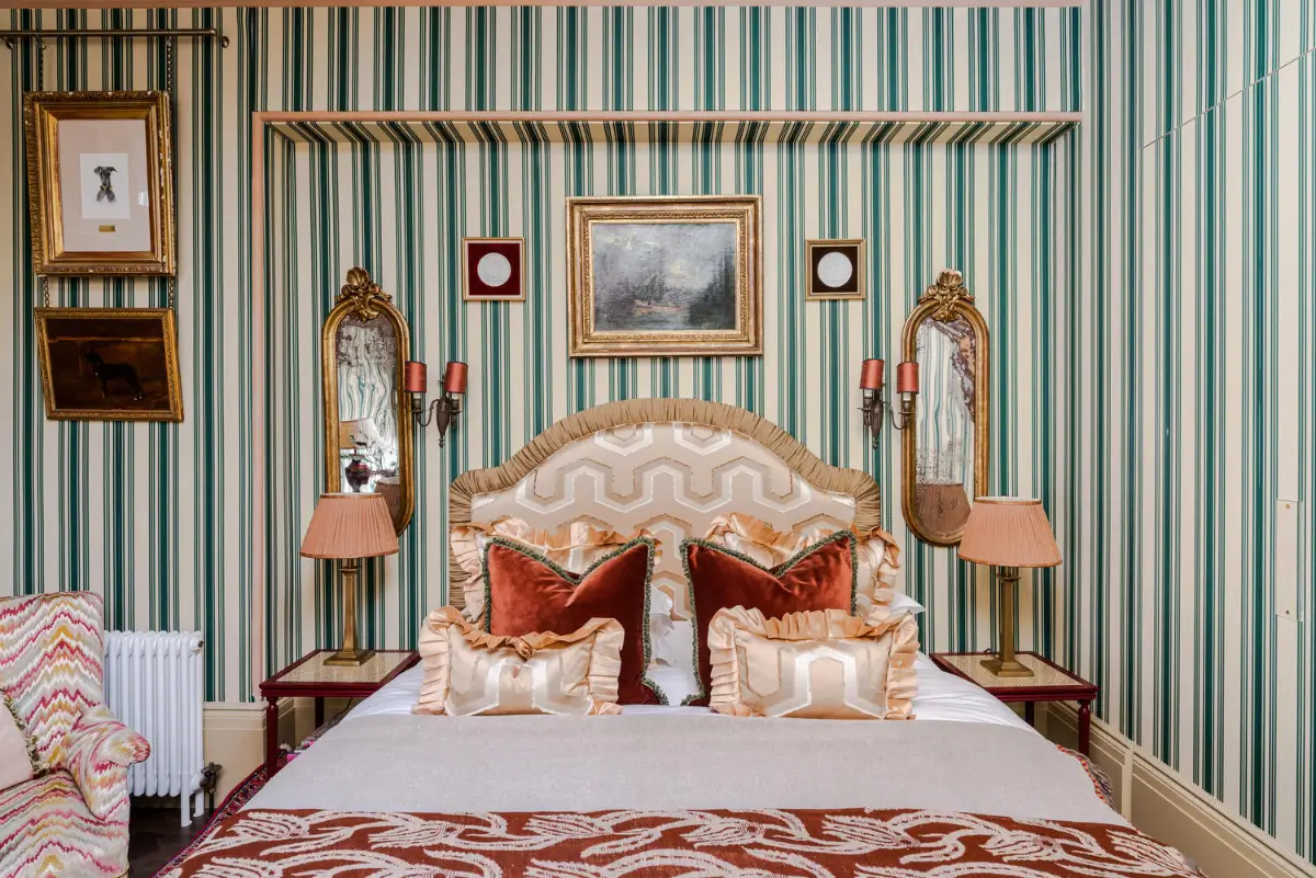 A Mixture of Patterns, Colors, and Materials in a Stunning London Apartment 28 pattern-color-materials-london-apartment-nordroom