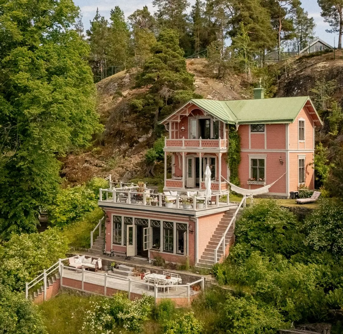 Best of 2025: Balconies and Gardens 16 pink-swedish-villa-nordroom4