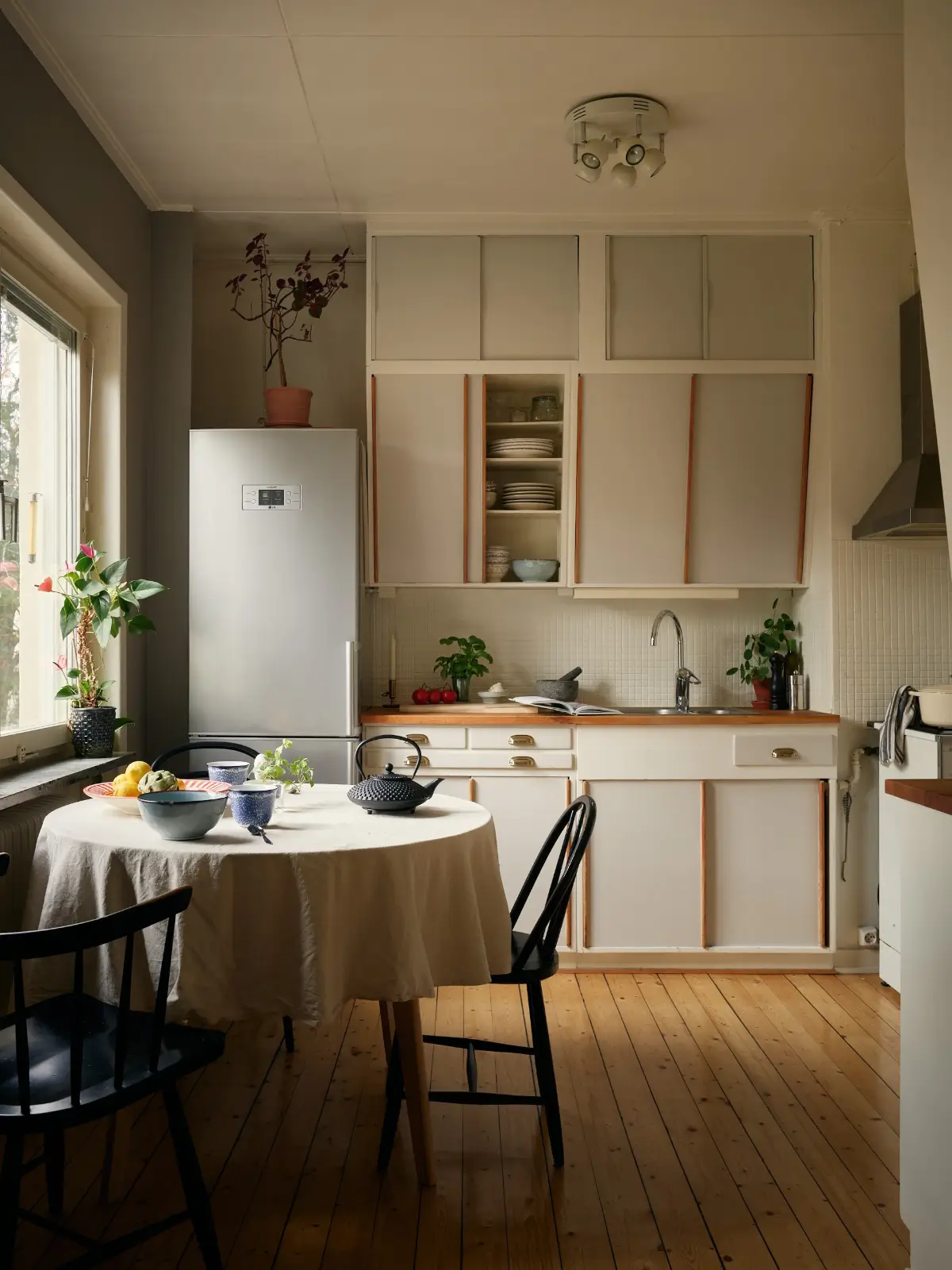 charming-1940s-apartment-period-details-renovated-bathroom-nordroom22