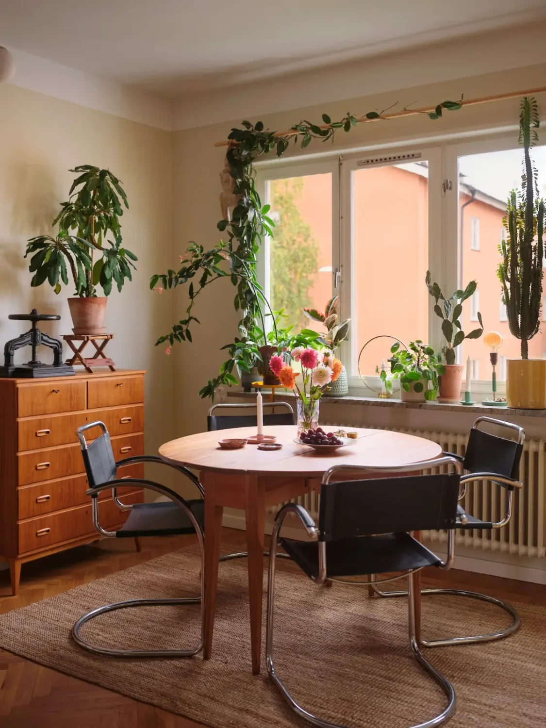 A Light Yellow Kitchen and Period Features in a 1940s Apartment 6 swedish-1940s-apartment-yellow-kitchen-nordroom15