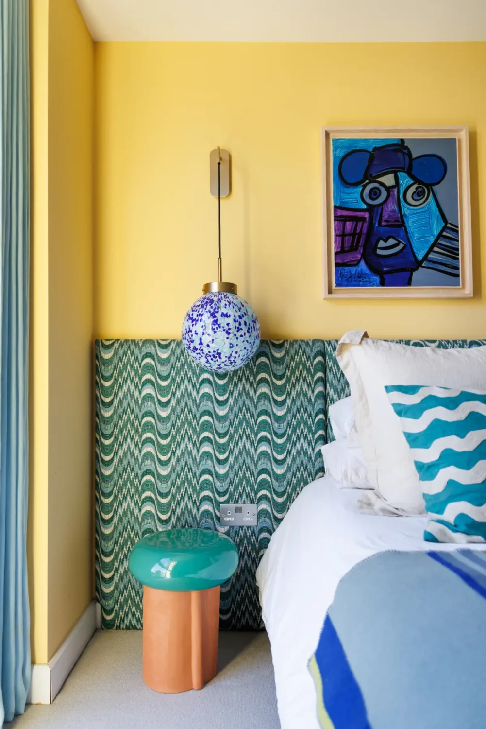 A Colorful Modern London Apartment with Silk Wallpapers 16 colorful-furniture-decor-modern-london-apartment-nordroom
