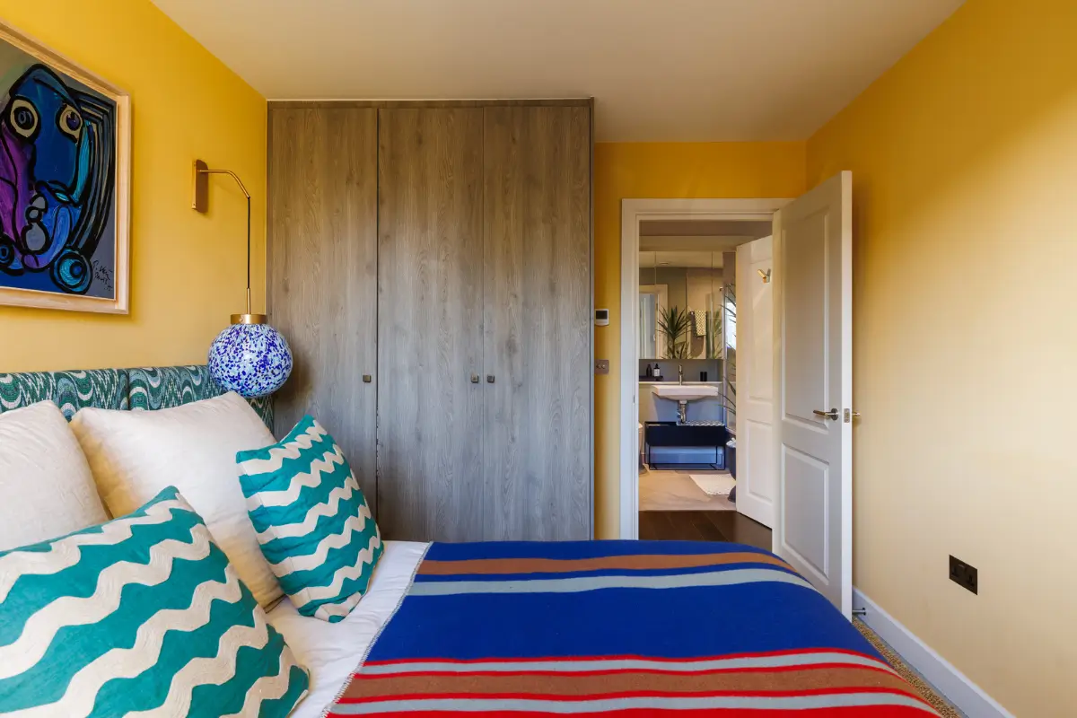 A Colorful Modern London Apartment with Silk Wallpapers 17 colorful-furniture-decor-modern-london-apartment-nordroom