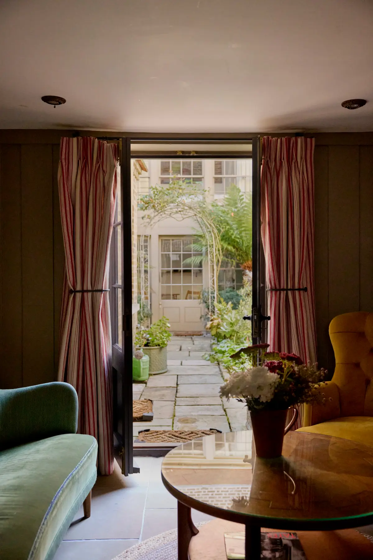 georgian-townhouse-in-london-with-period-features-muted-colors-nordroom12