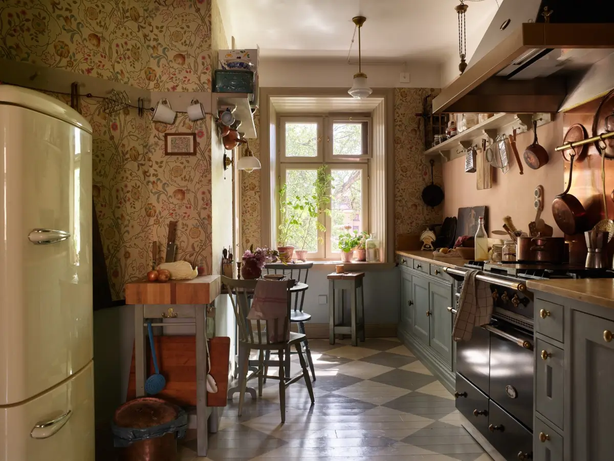 Period Character and William Morris Wallpaper in a Romantic Stockholm Apartment 1 romantic-vintage-apartment-period-details-wallpaper-stockholm-nordroom