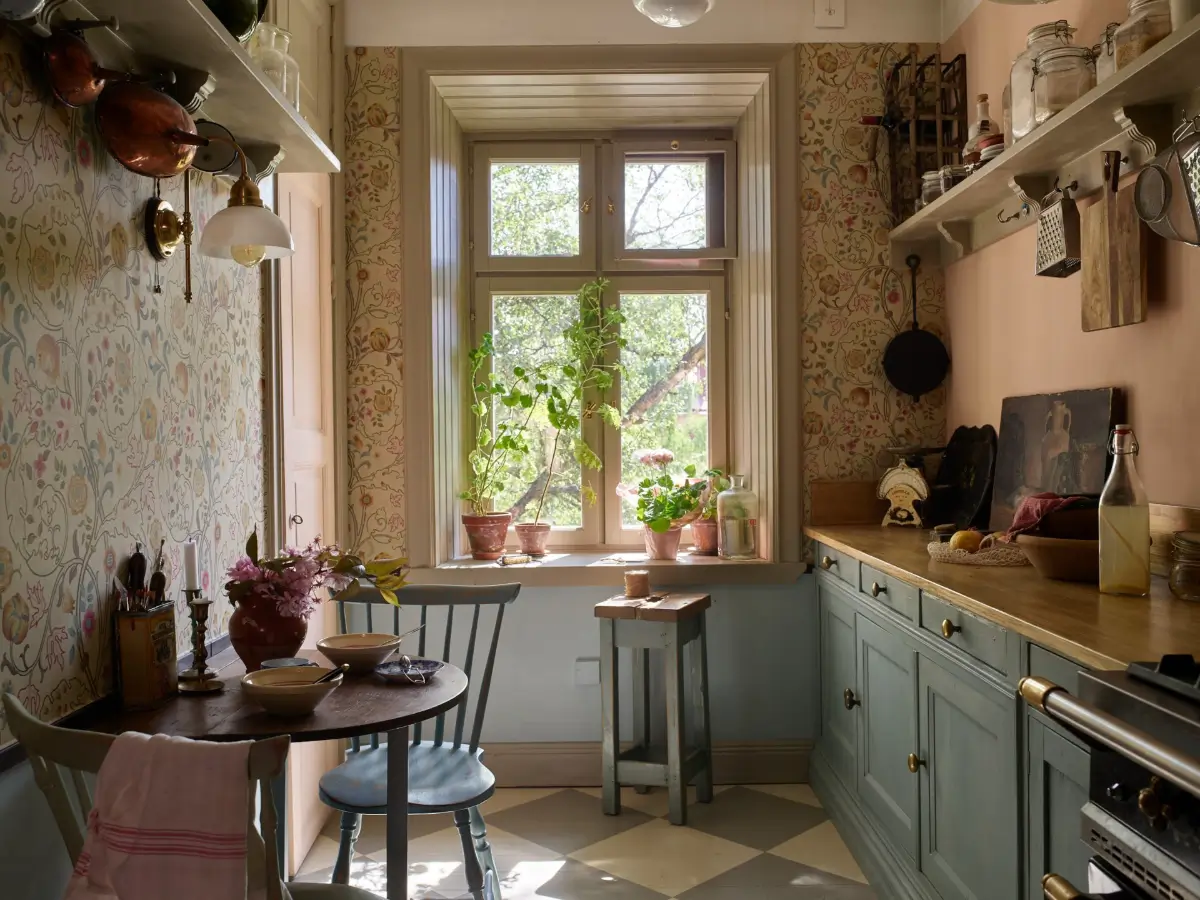 Period Character and William Morris Wallpaper in a Romantic Stockholm Apartment 4 romantic-vintage-apartment-period-details-wallpaper-stockholm-nordroom