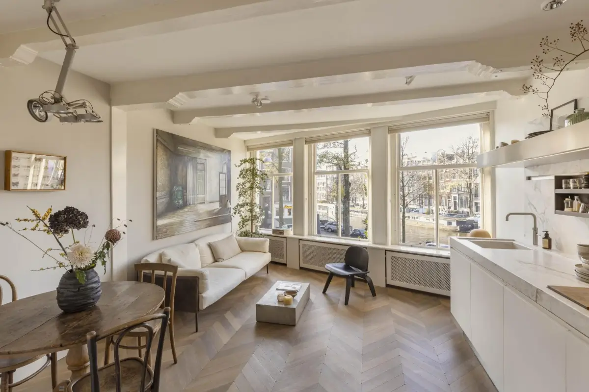 A Small, Elegant Apartment in a 19th-Century Amsterdam Canal House 1 small-amsterdam-apartment-canal-views