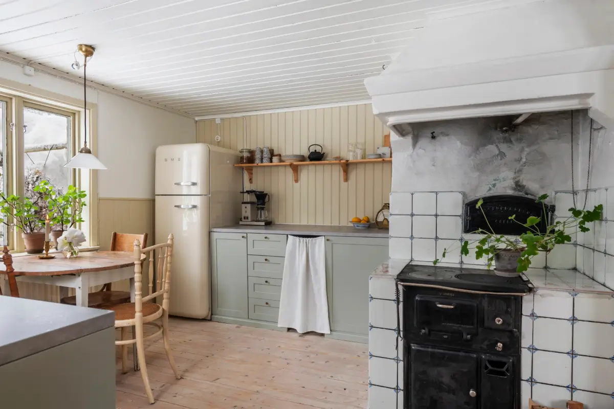 A Cozy 19th-Century Swedish Cottage Surrounded by Forest 4 charming-19th-century-cottage-sweden