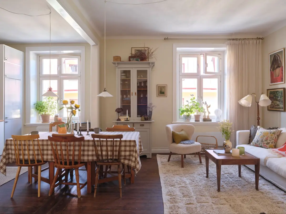 A Romantic Bedroom & Period Details in a Stockholm Apartment 1
soft-romantic-interiors-early-20th-century-apartment-stockholm-nordroom