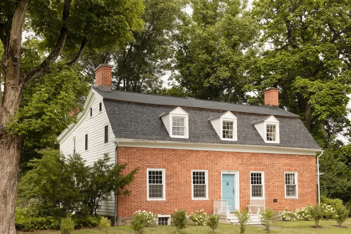 Light Rooms and Pink Tones in One of the Hudson Valley’s Oldest Homes 1 early-18th-century-dutch-house-hudson-valley