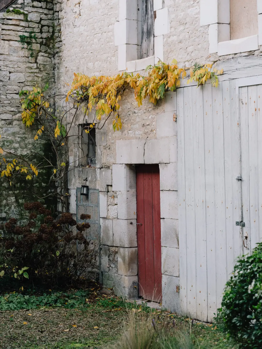 Contemporary Living in A Restored Winemaker’s House in Burgundy 15 restored-old-winemakers-house-france-Atelier-FCA-nordroom