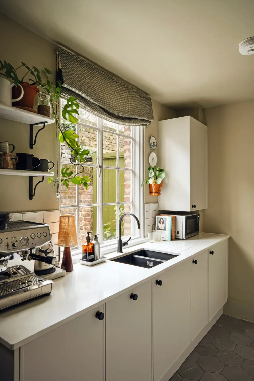 A Small Home in a 19th-Century London Almshouse Pairs Old with New 8 small-renovated-home-19th-century-almshouse-london