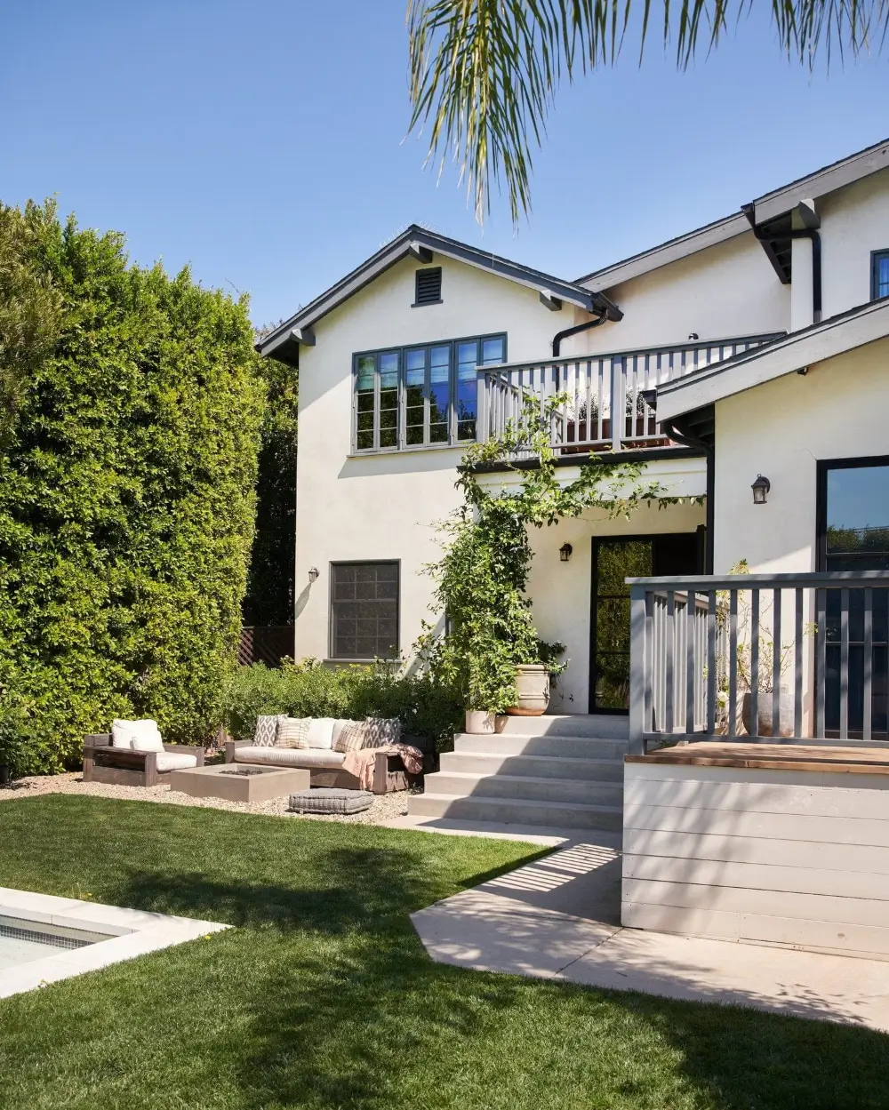 When Is the Best Time to Sell a House? It Could Earn You an Extra $50,000 1 light-and-dark-windsor-square-house-los-angeles