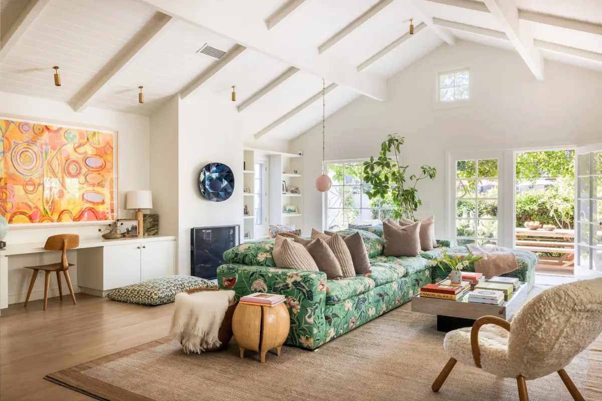 Pitched Ceilings and Light-Filled Spaces in a Venice Canals Home 1 light-filled-house-venice-canals-los-angeles
