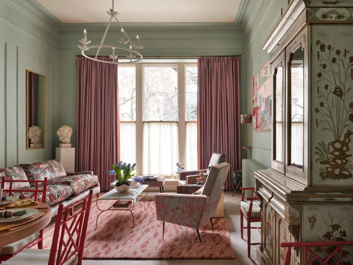Color, Patterns, and Classic Elements in a Maximalist London Apartment 1 maximalist-london-apartment-bold-colors-patterns
