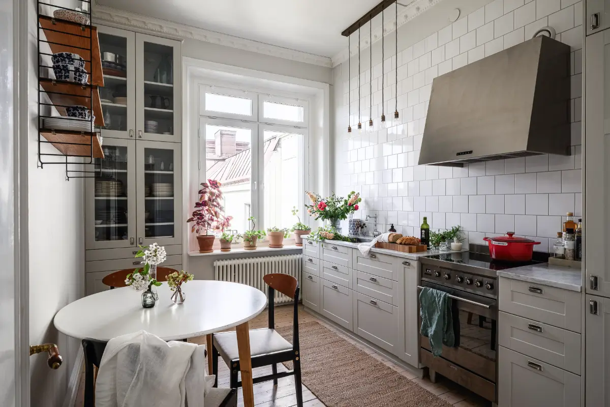bright-1890s-scandinavian-apartment-nordroom