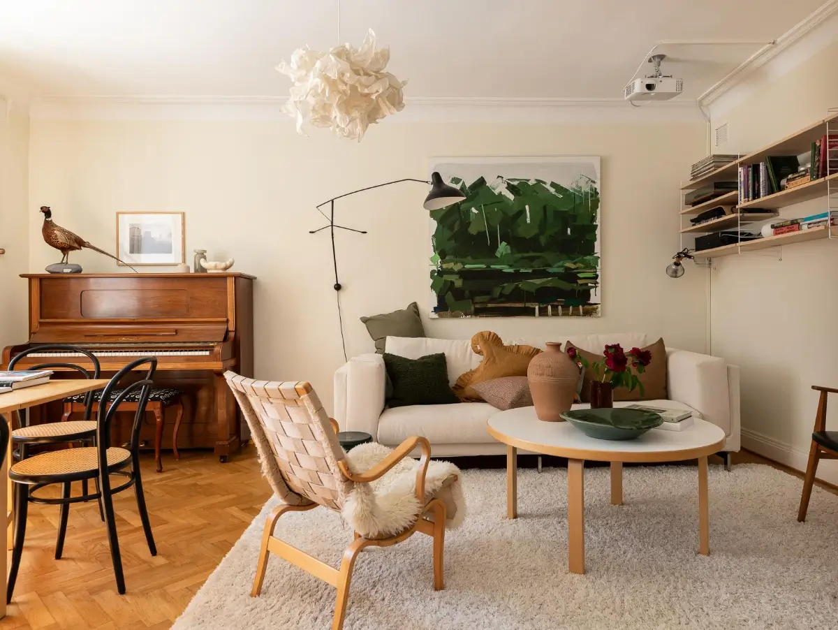 cozy-ground-floor-apartment-striped-wallpaper-nordroom