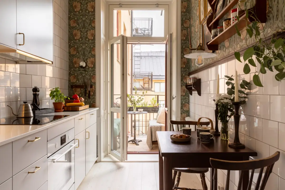 kitchen-william-morris-wallpaper-turn-of-the-century-apartment-nordroom