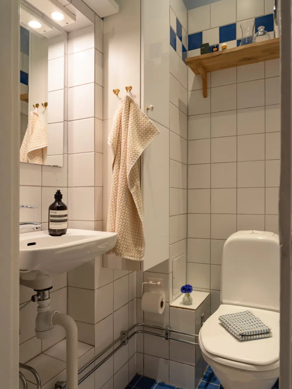 A Stylish Studio Apartment with a Sunny Yellow Kitchen 21 turn-of-the-century-studio-apartment-stockholm-nordroom