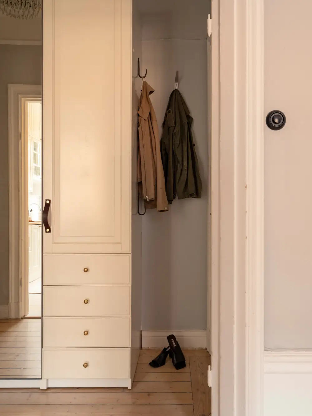 A Stylish Studio Apartment with a Sunny Yellow Kitchen 22 turn-of-the-century-studio-apartment-stockholm-nordroom