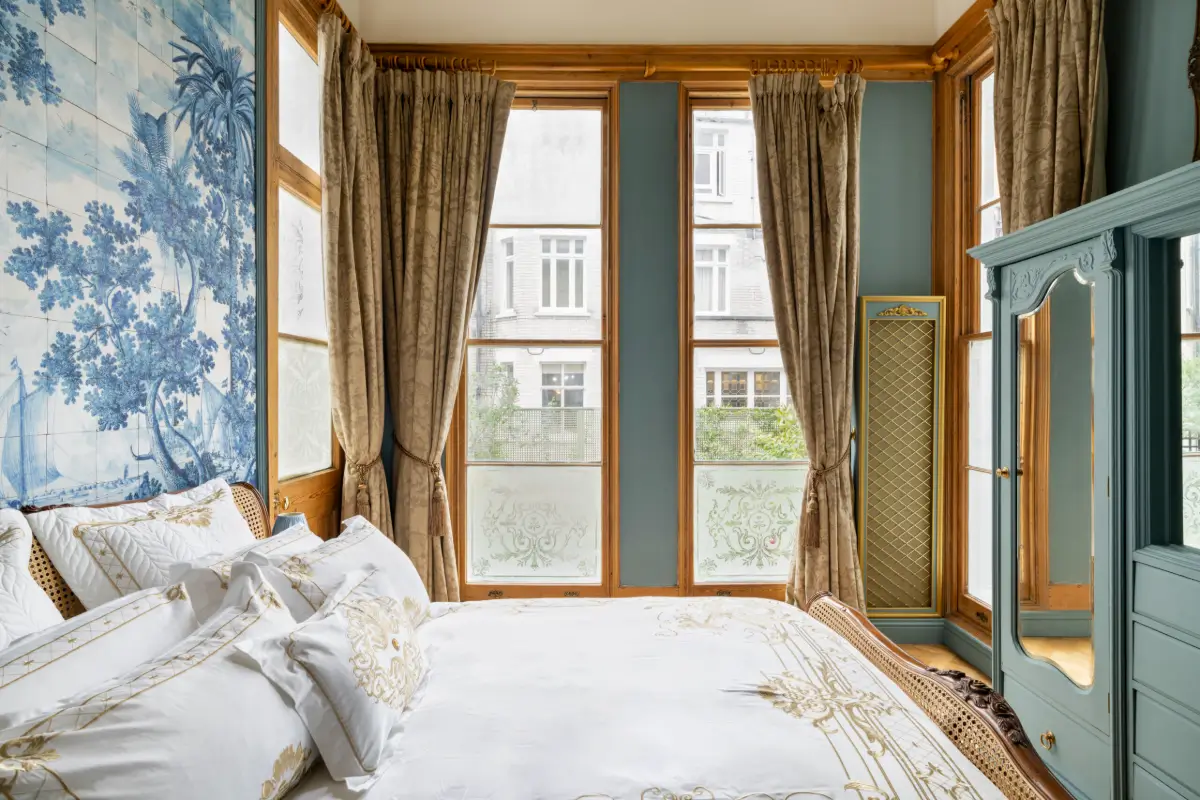 Inside a Remarkable London Apartment Filled with Aristocratic Heirlooms and Historic Art 11 antiques-english-heritage-period-features-notting-hill-apartment