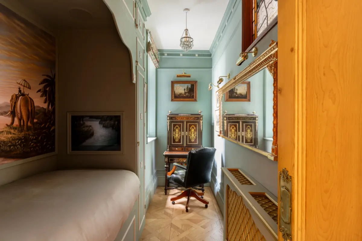 Inside a Remarkable London Apartment Filled with Aristocratic Heirlooms and Historic Art 14 antiques-english-heritage-period-features-notting-hill-apartment