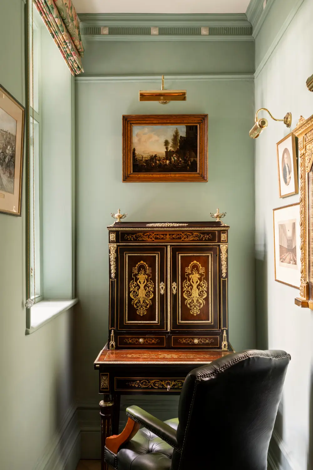 Inside a Remarkable London Apartment Filled with Aristocratic Heirlooms and Historic Art 15 antiques-english-heritage-period-features-notting-hill-apartment