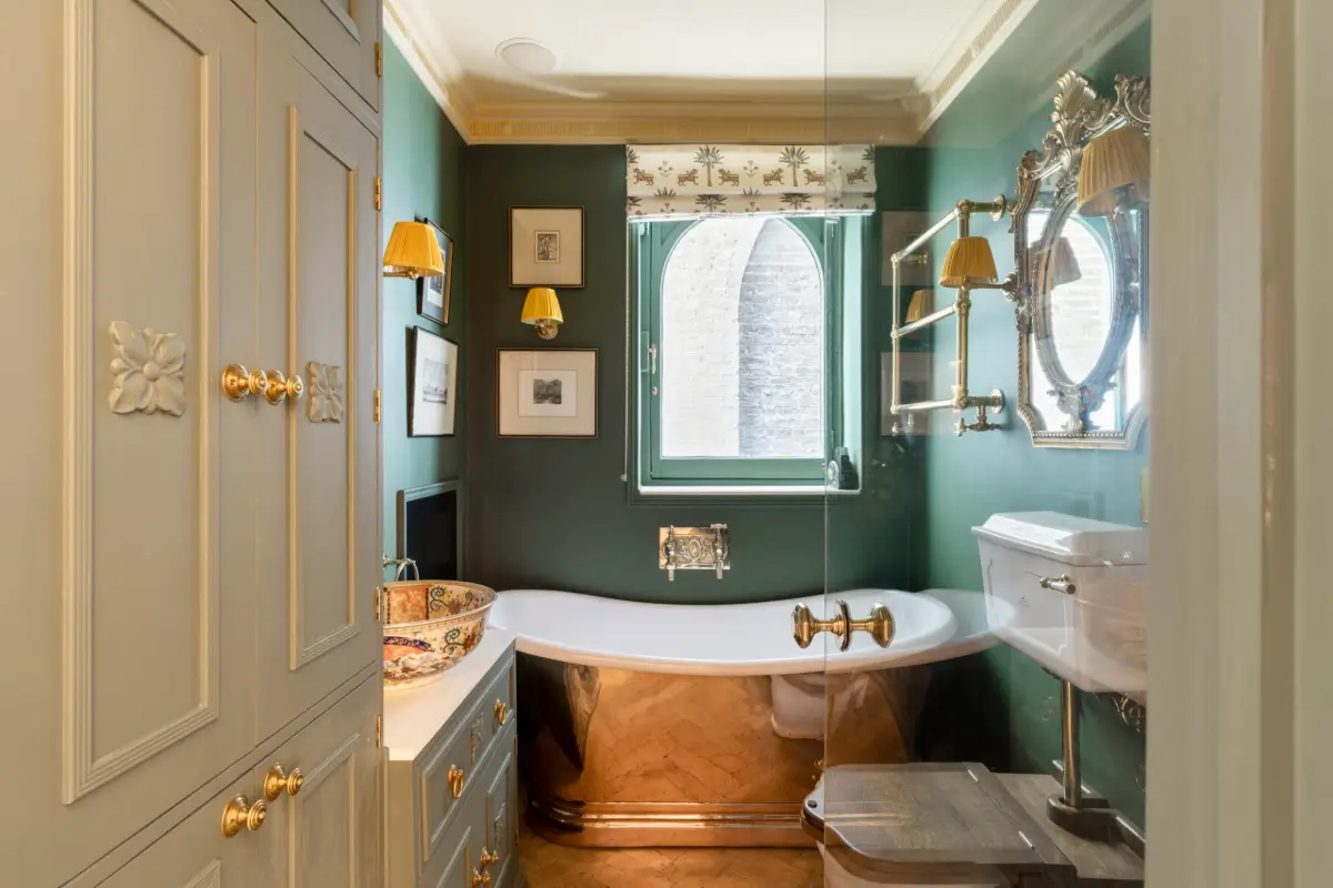 Inside a Remarkable London Apartment Filled with Aristocratic Heirlooms and Historic Art 16 antiques-english-heritage-period-features-notting-hill-apartment