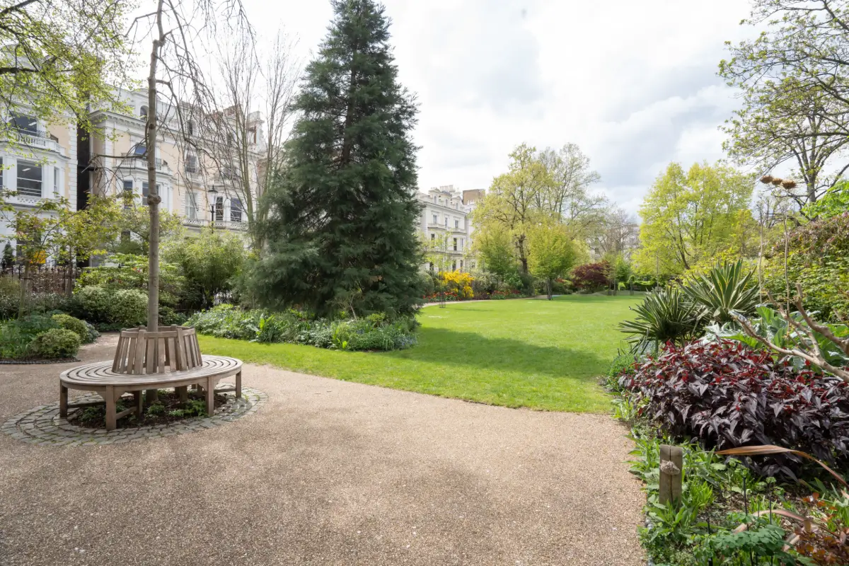 Inside a Remarkable London Apartment Filled with Aristocratic Heirlooms and Historic Art 20 antiques-english-heritage-period-features-notting-hill-apartment