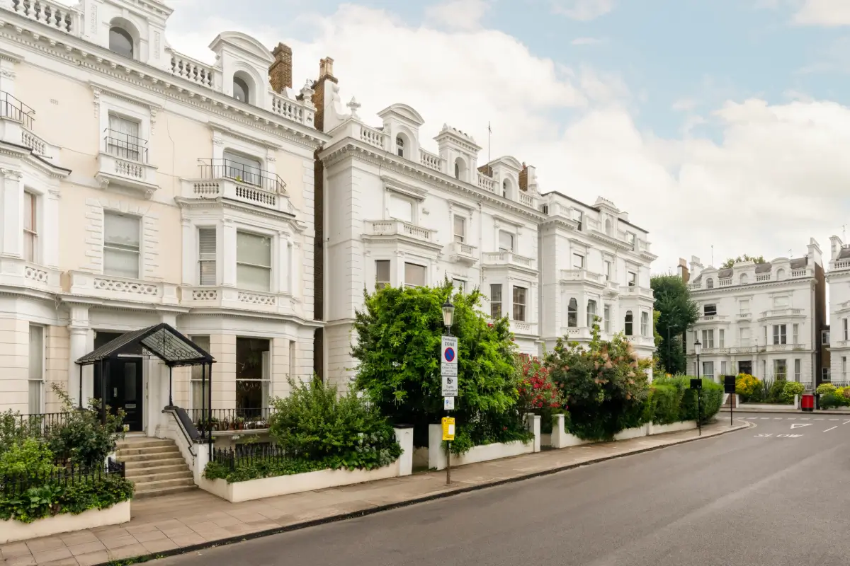 Inside a Remarkable London Apartment Filled with Aristocratic Heirlooms and Historic Art 19 antiques-english-heritage-period-features-notting-hill-apartment
