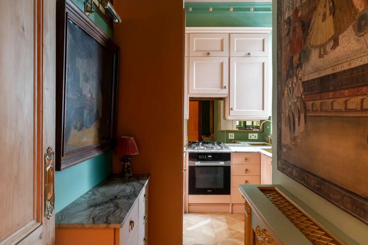 Inside a Remarkable London Apartment Filled with Aristocratic Heirlooms and Historic Art 4 antiques-english-heritage-period-features-notting-hill-apartment