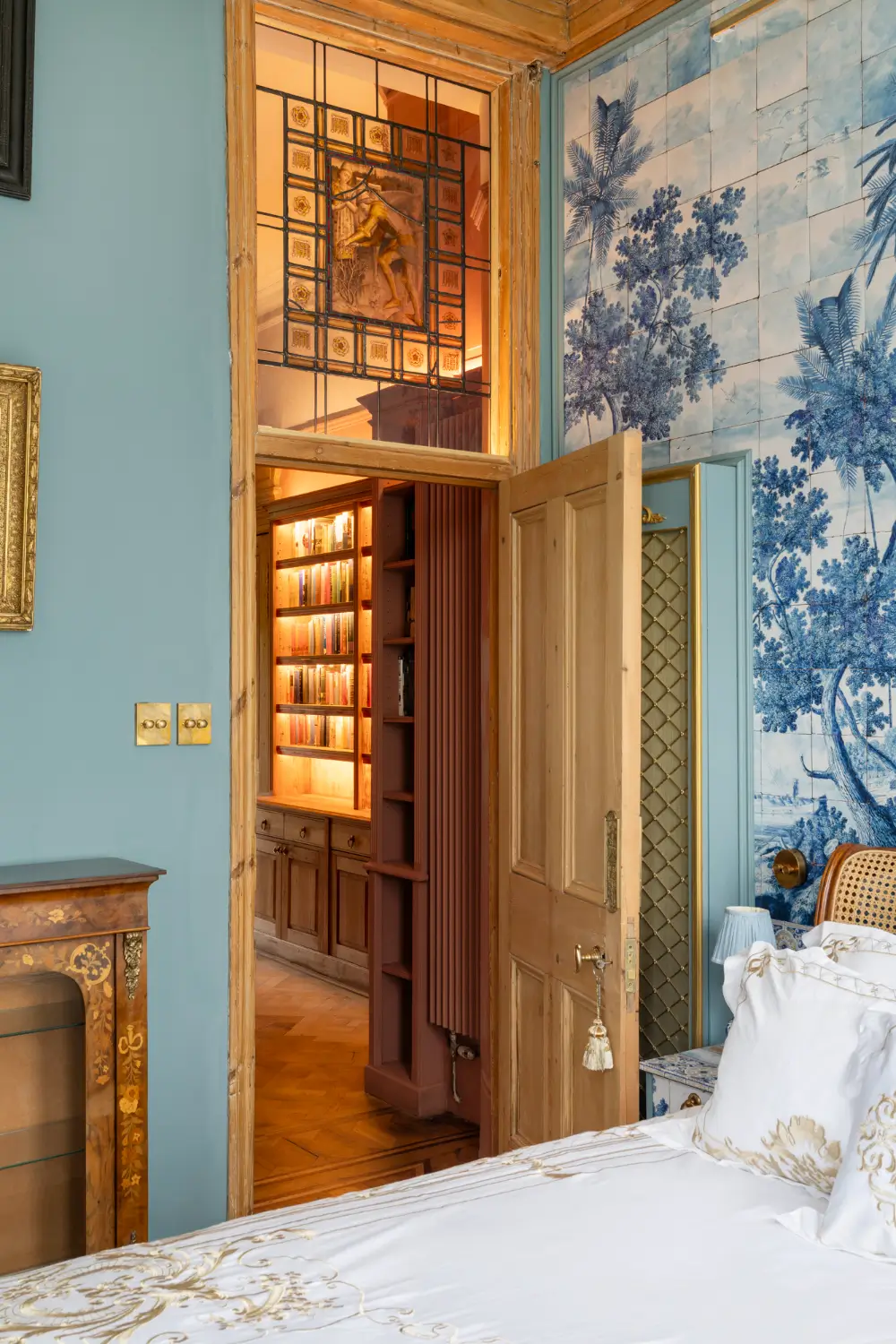 Inside a Remarkable London Apartment Filled with Aristocratic Heirlooms and Historic Art 8 antiques-english-heritage-period-features-notting-hill-apartment