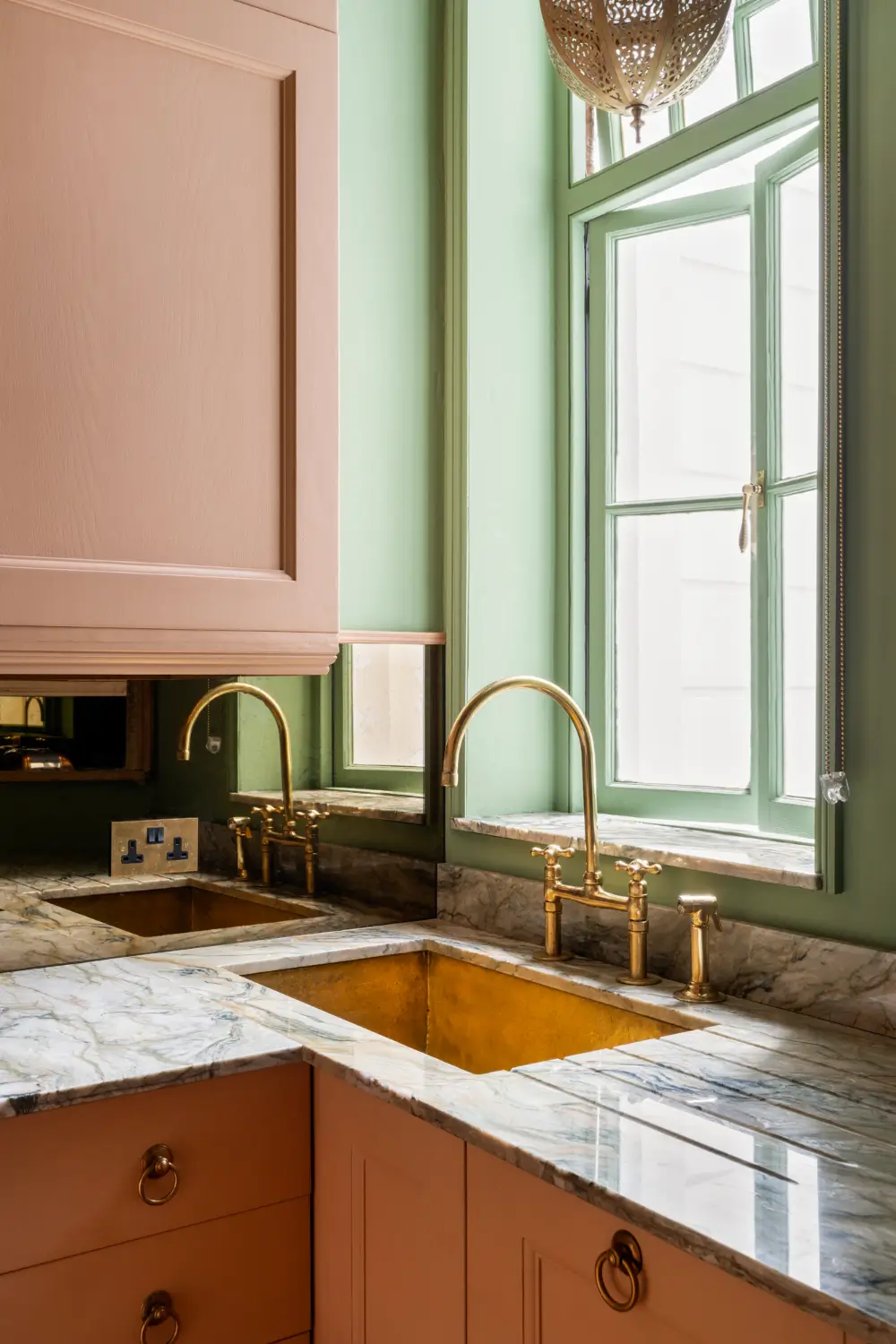 Inside a Remarkable London Apartment Filled with Aristocratic Heirlooms and Historic Art 6 antiques-english-heritage-period-features-notting-hill-apartment