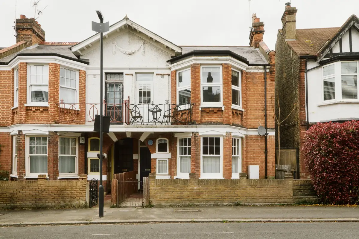A Grounding Color Palette and Reinstated Period Features in an Edwardian Apartment 37 brown-blue-green-hues-london-apartment