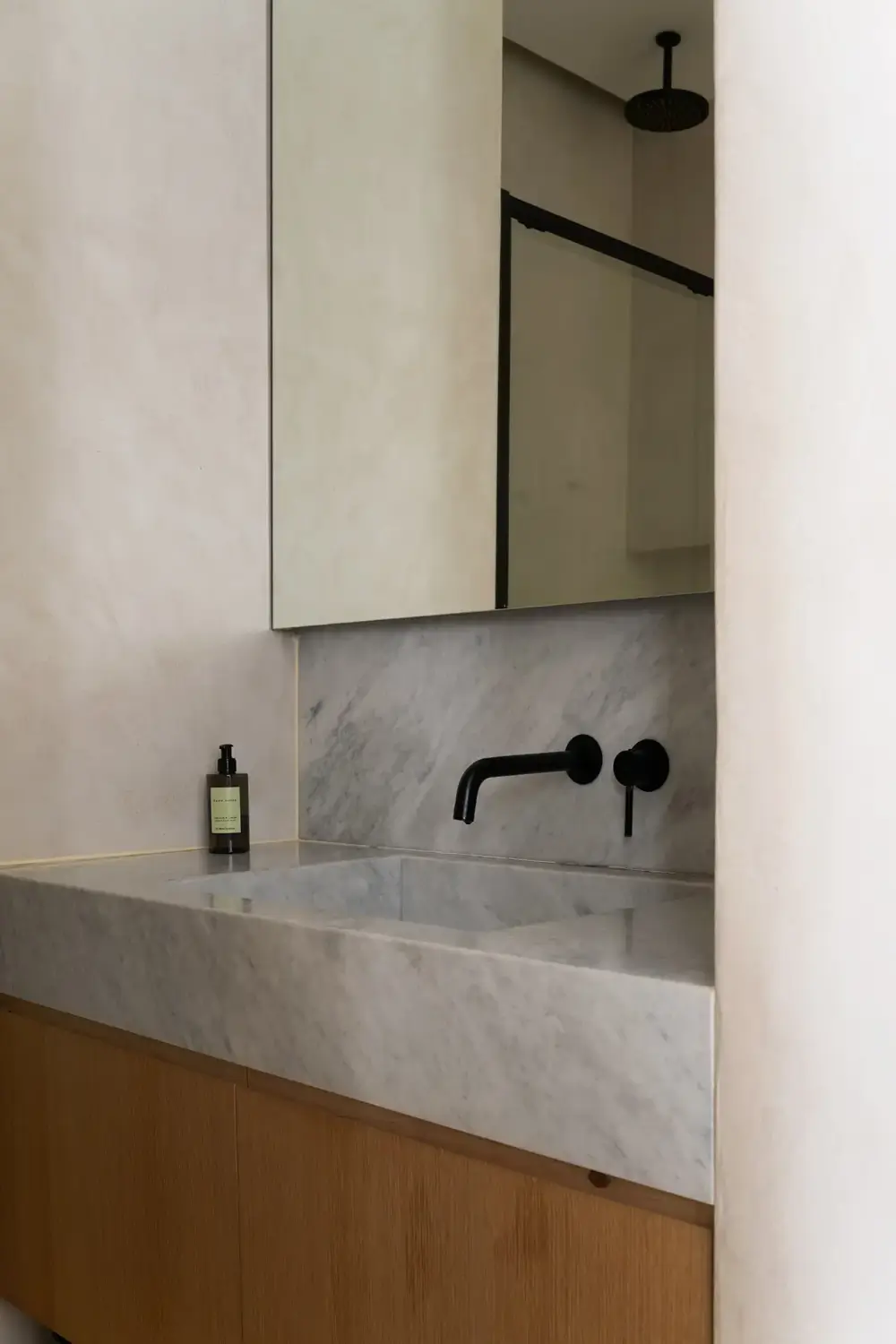 A Multifunctional Hall and Smart Storage in a Modern Madrid Apartment 19 modern-renovated-apartment-1940s-building-madrid-nordroom