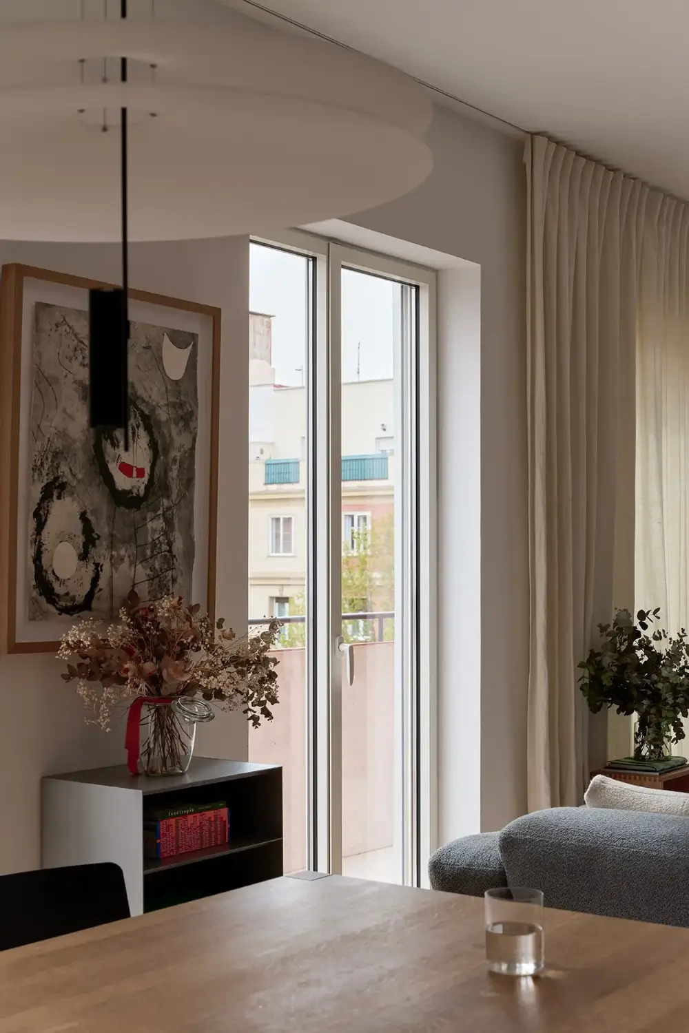 A Multifunctional Hall and Smart Storage in a Modern Madrid Apartment 5 modern-renovated-apartment-1940s-building-madrid-nordroom