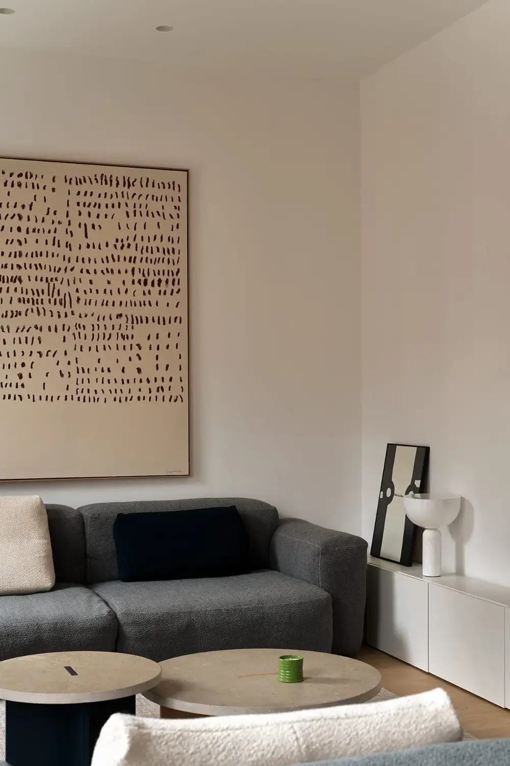 A Multifunctional Hall and Smart Storage in a Modern Madrid Apartment 4 modern-renovated-apartment-1940s-building-madrid-nordroom