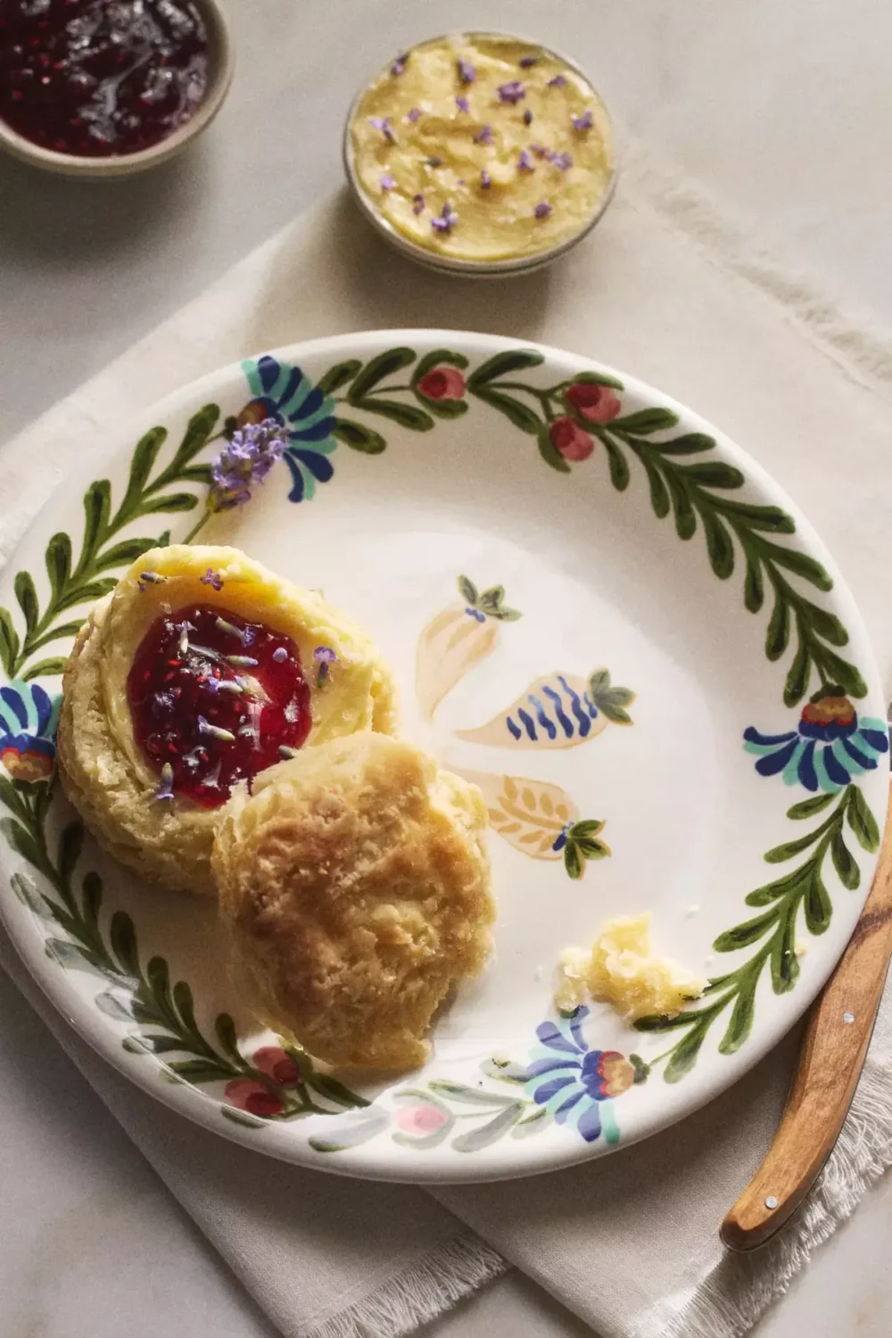 Anthropologie Teams Up with Molly Yeh for a Joyful New Kitchen Collection 24 nordroom-Molly-Yeh-anthropoligie-collection-stoneware-dessert-plate-1