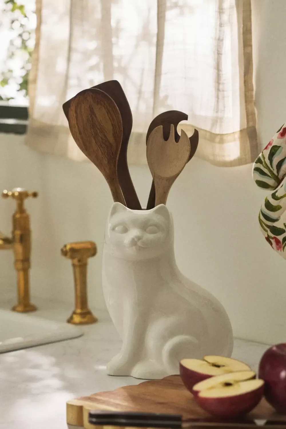 Anthropologie Teams Up with Molly Yeh for a Joyful New Kitchen Collection 3 nordroom-Molly-Yeh-anthropoligie-collection-stoneware-utensil-crock