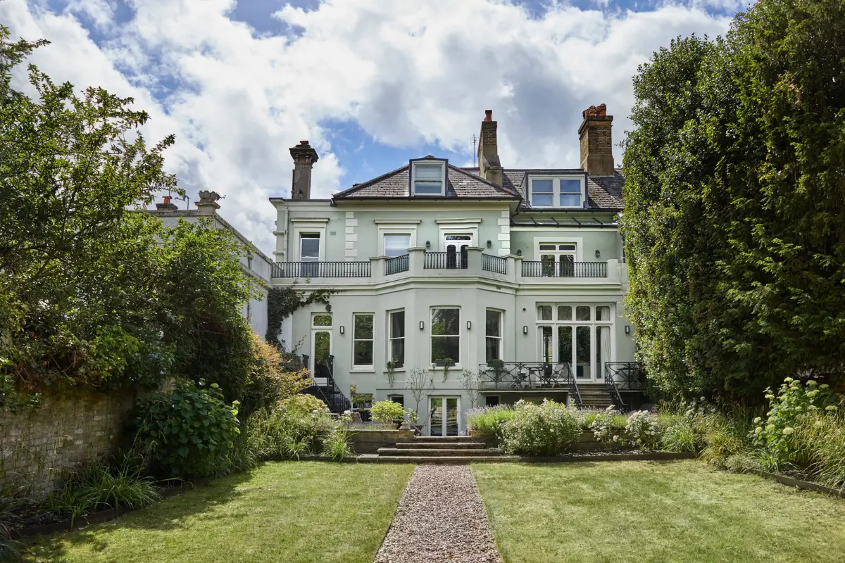 rich-color-palette-victorian-house-river-thames-london