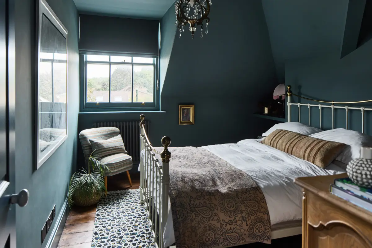 A Grand, Renovated Victorian Family Home on the River Thames in London 27 rich-color-palette-victorian-house-river-thames-london