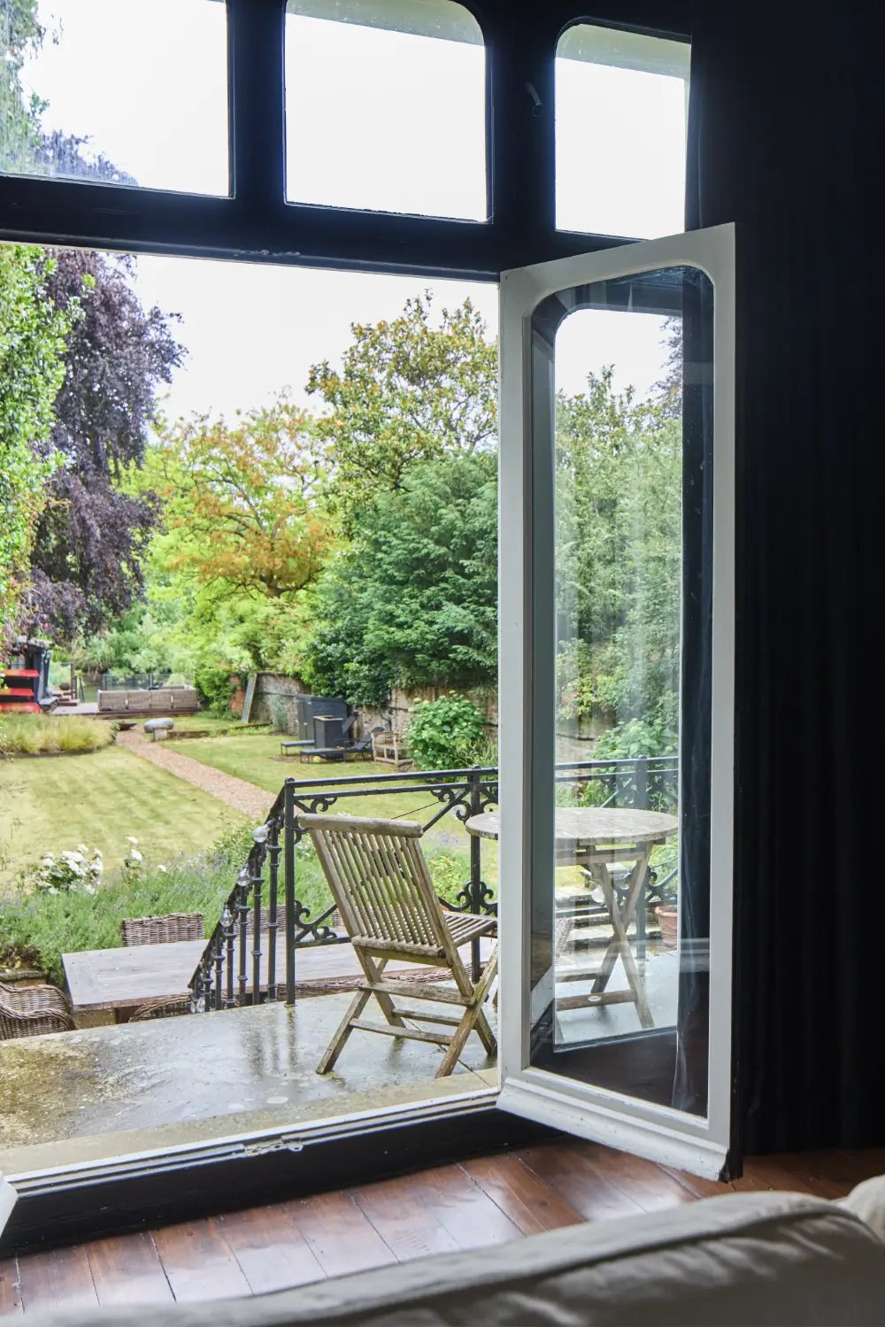 A Grand, Renovated Victorian Family Home on the River Thames in London 11 rich-color-palette-victorian-house-river-thames-london